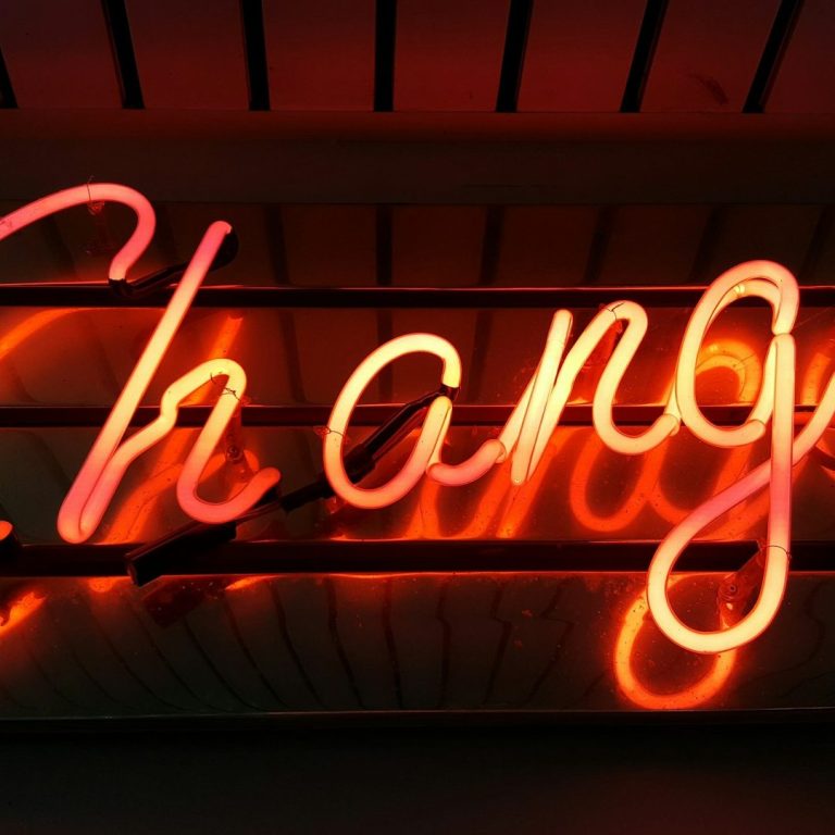 Neonzeichen mit der Schrift "Change" in leuchtendem Rot.